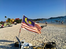 Pantai Chenang Malezijska zastava Pantai Chenang Malezijska zastava