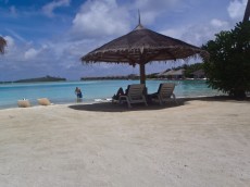 MALDIVI deznik na plazi