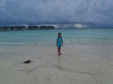 MALDIVI hisice na morju