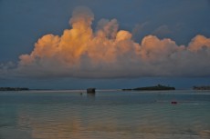 MALDIVI oblaki Maldivi